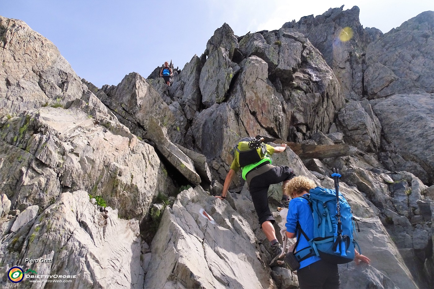 06 Arrampicando per cresta rocciosa.JPG
